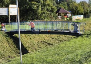 Zaskakująco szybka reakcja służb miejskich po naszej interwencji. Ruszył remont kładki przy ulicy Zajęczej Remont kładki Rzeszów: ruszyły prace na Baranówce | Rzeszów News