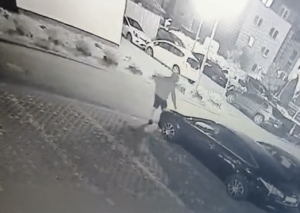 Bezkarny wandal terroryzuje zmotoryzowanych w Rzeszowie. Podali sprawcę "na tacy", a policja... zawiesiła śledztwo [FILMY] Wandal w Rzeszowie niszczy auta. Policja bezradna | Rzeszów News