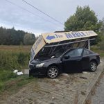 Bliskie spotkanie z przystankiem i reklamą. Osobówka zmiotła wiatę [ZDJĘCIA] Kolizja Lipiny: Chevrolet wjechał w przystanek | Rzeszów News