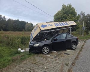 Bliskie spotkanie z przystankiem i reklamą. Osobówka zmiotła wiatę [ZDJĘCIA] Kolizja Lipiny: Chevrolet wjechał w przystanek | Rzeszów News