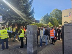 Dym, ewakuacja i wejście saperów. Działo się w Technikum Ekonomicznym w Rzeszowie Ćwiczenia służb Rzeszów. Ewakuacja w szkole | Rzeszów News