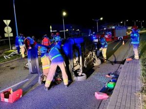 Groźnie wyglądająca kolizja. Osobówka dachowała na DK28 z powodu... zaśnięcia? Wypadek Krosno DK28: auto przewróciło się na bok | Rzeszów News