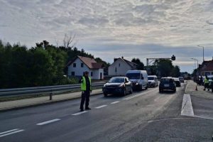 Wypadek autobusu i osobówki na DK9. Droga w stronę Rzeszowa zablokowana, dwie osoby ranne Wypadek DK9 Kolbuszowa. Zderzenie z autobusem | Rzeszów News