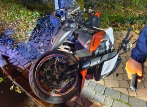 Wypadek motocyklisty w Grabinach: Poszkodowany w szpitalu
